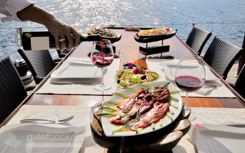 luxury-motor-yacht-dinner-table