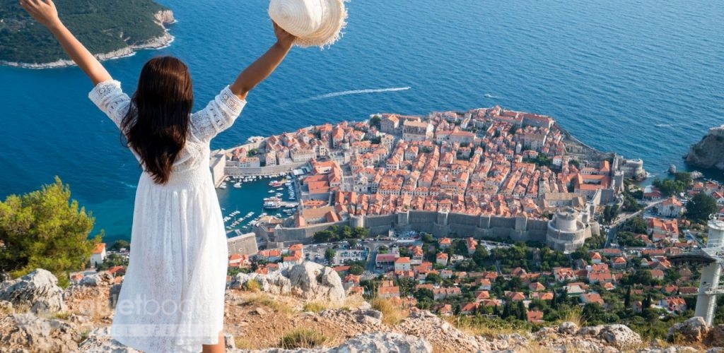 Traveller Looking view Dubrovnik Croatia.jpg