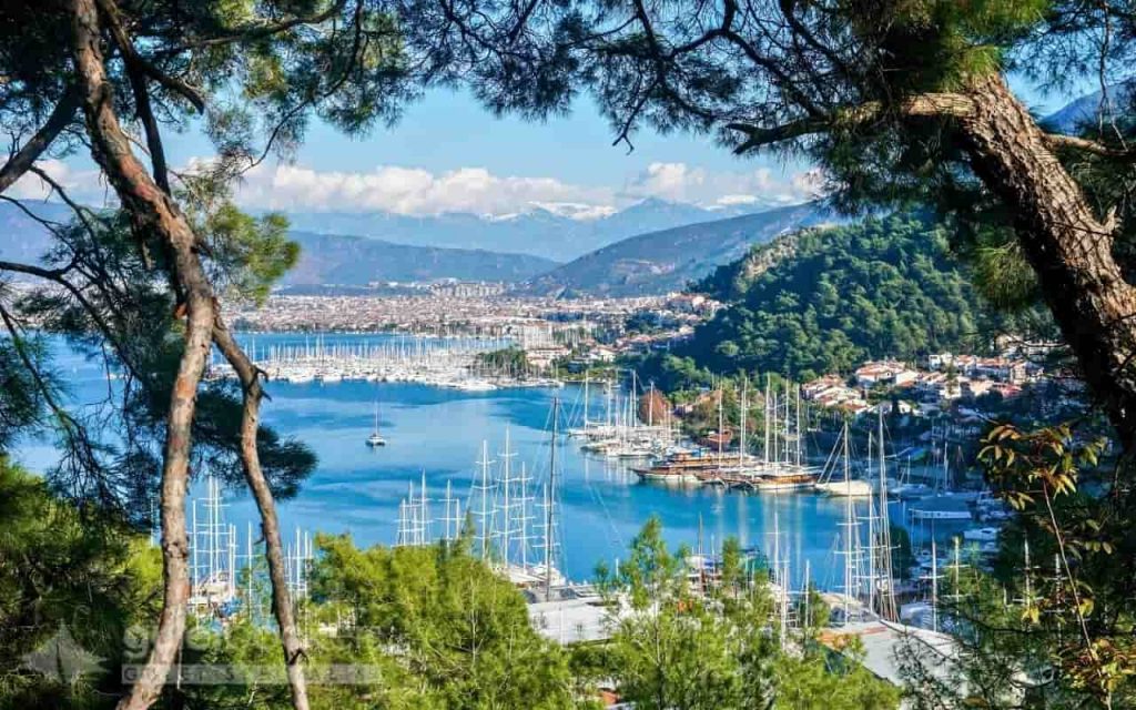 The surrounding coastline offers an incredible variety of anchorages, from bustling harbors to completely isolated bays.